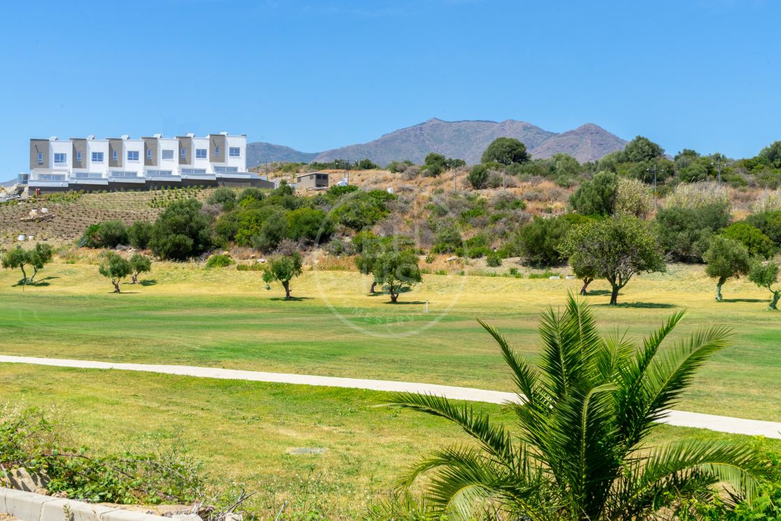 Brand-new front line golf townhouse in a prestigious golf location in Estepona