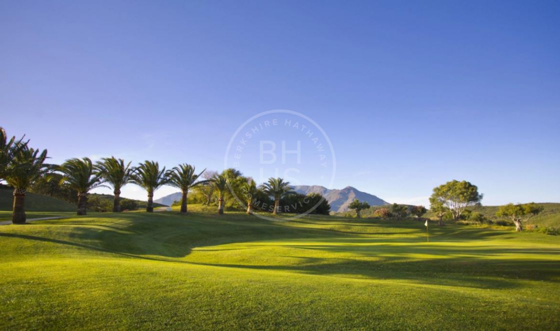 Brand-new front line golf townhouse in a prestigious golf location in Estepona