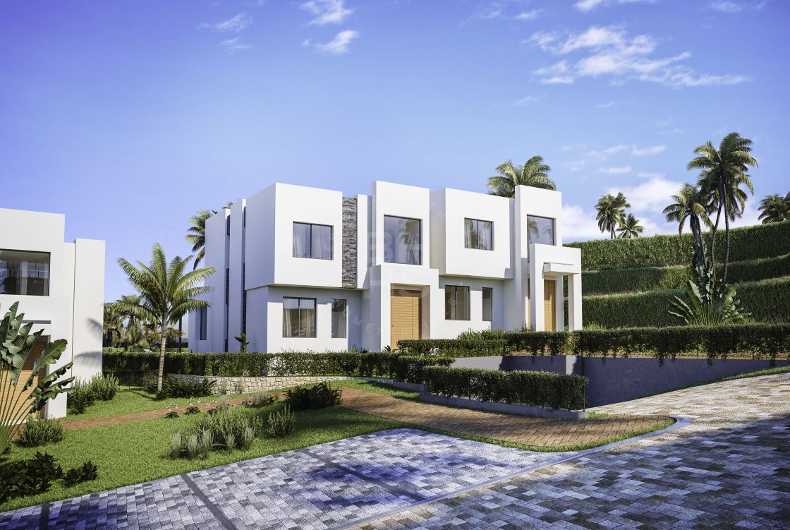 Luxury off-plan penthouse apartment in a prestigious golf area in Marbella East