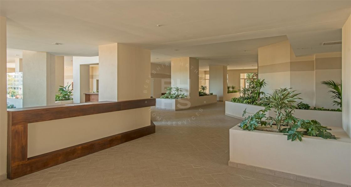 Fourth-floor apartment in a brand-new development of 128 2-, 3- &amp; 4-bedroom apartments in the centre of Nueva Andalucía
