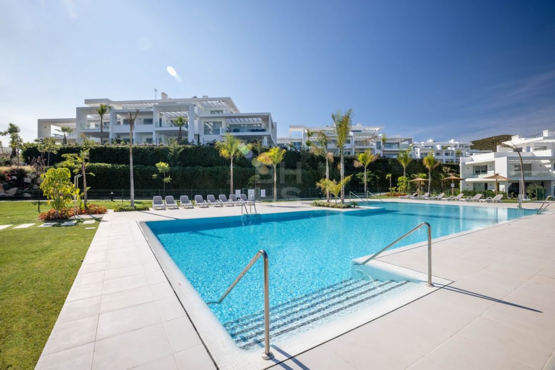 Spectacular off-plan first-floor apartment located between Sotogrande and Marbella