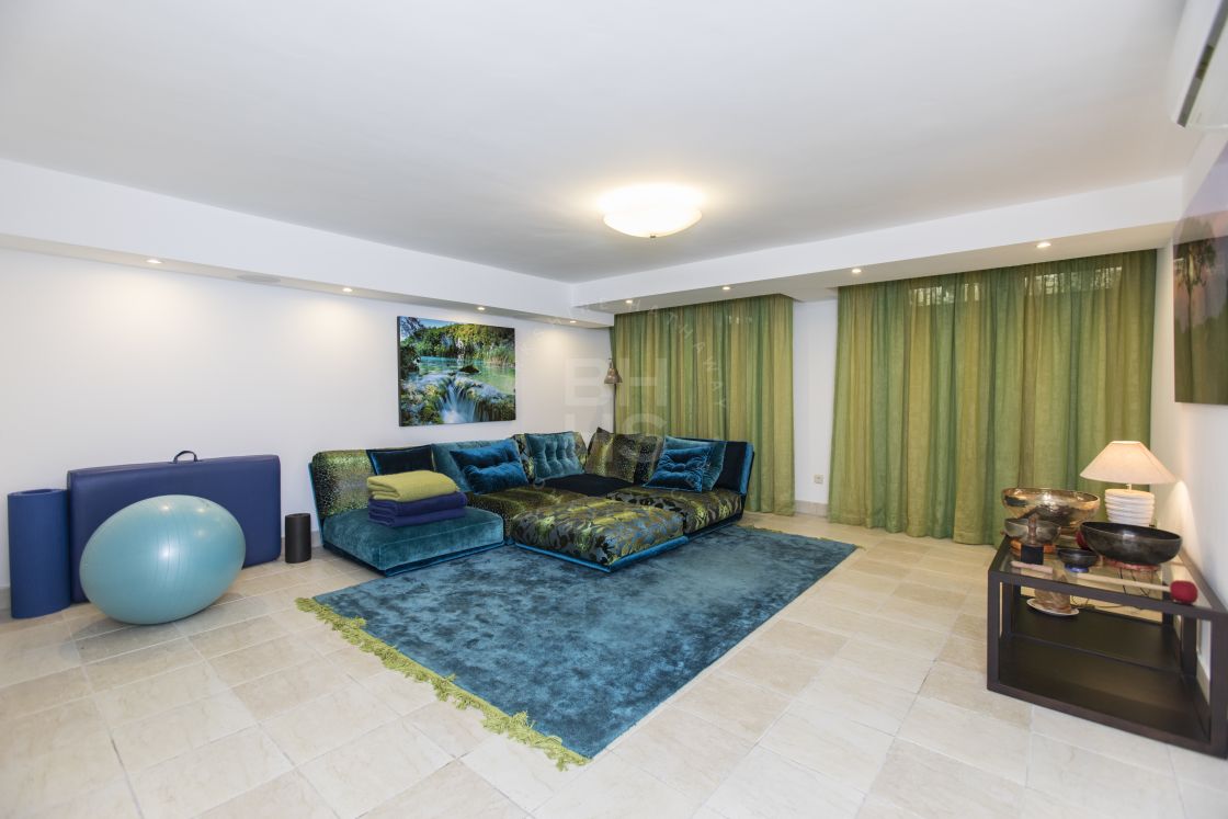 Beautiful 5 bedroom semi-detached villa in beachfront location close to Banus.