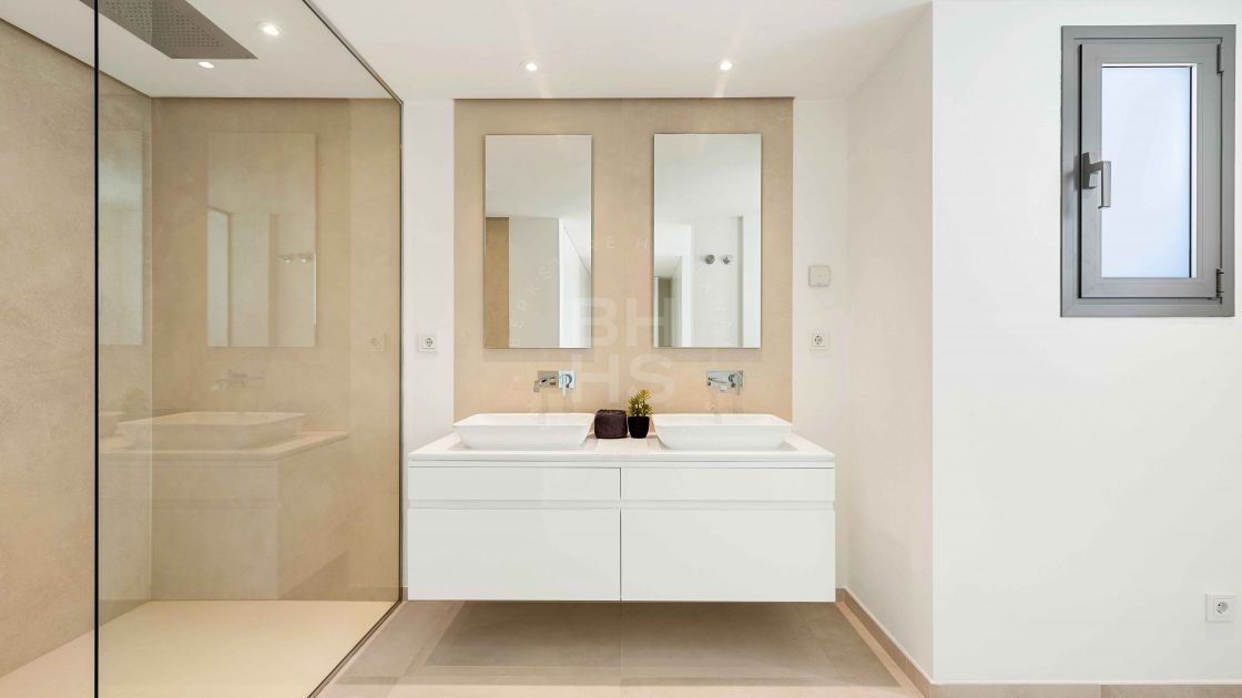 Stunning duplex penthouse in a new development of 50 luxury apartments in Nueva Andalucía