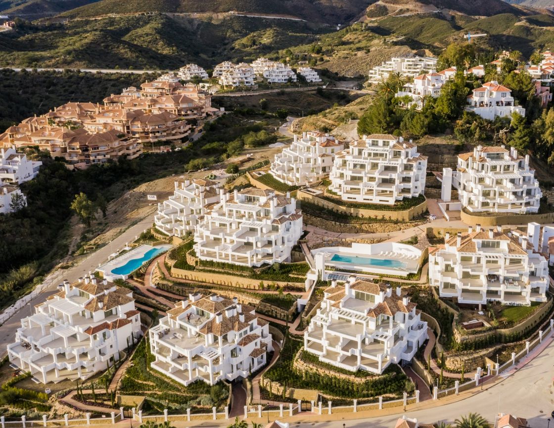 Stunning duplex penthouse in a new development of 50 luxury apartments in Nueva Andalucía