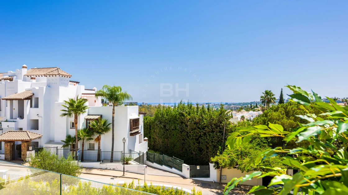 Stunning duplex penthouse in a new development of 50 luxury apartments in Nueva Andalucía