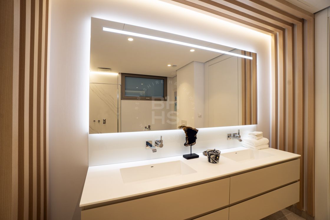 Imposing 4-bedroom duplex penthouse in a new development in La Quinta enjoying breathtaking views