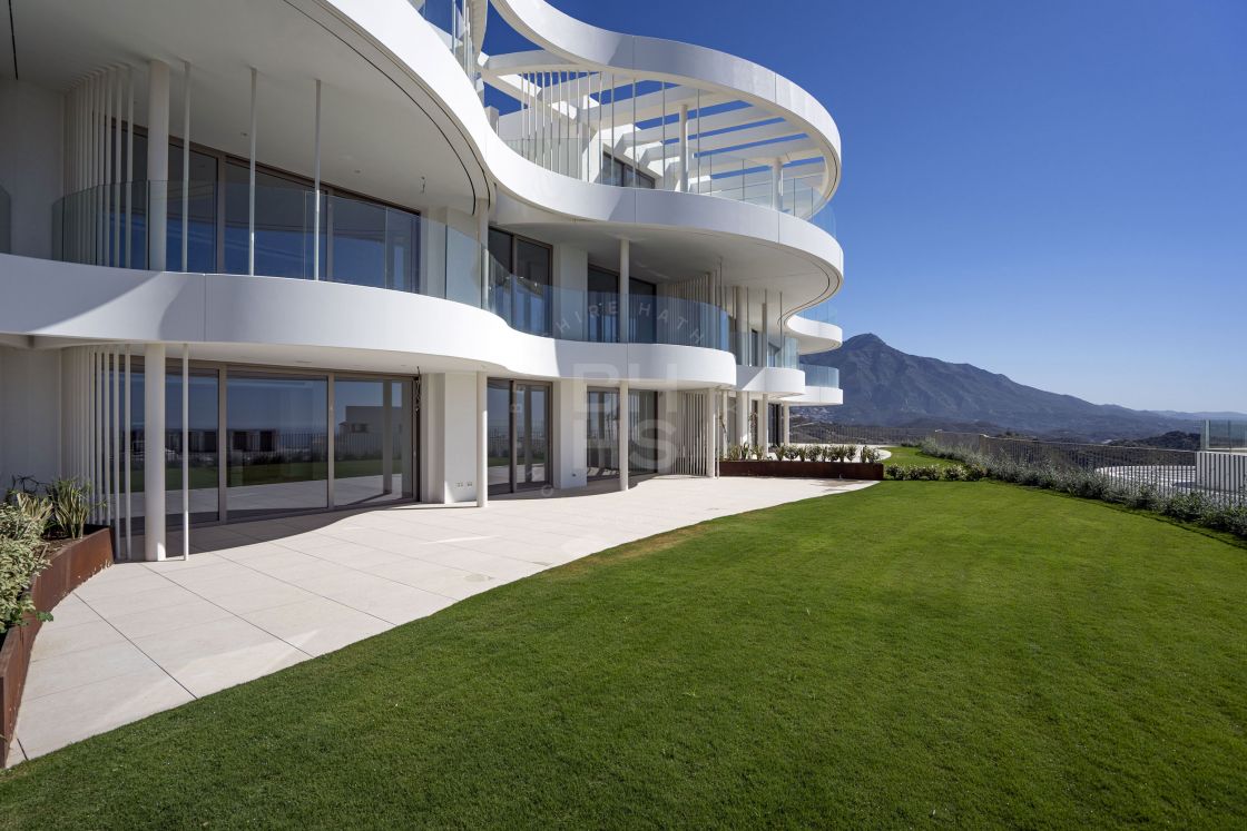 Imposing 4-bedroom duplex penthouse in a new development in La Quinta enjoying breathtaking views