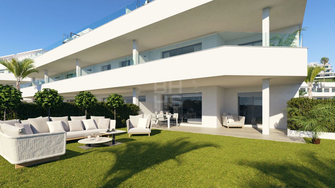 First-floor apartment walking distance to well-known golf courses on the New Golden Mile, Estepona