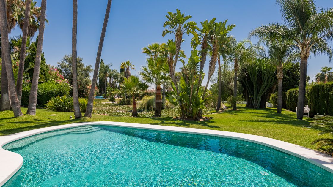 Charming fully renovated villa with sea and mountain views in Nagüeles, on Marbella’s Golden Mile