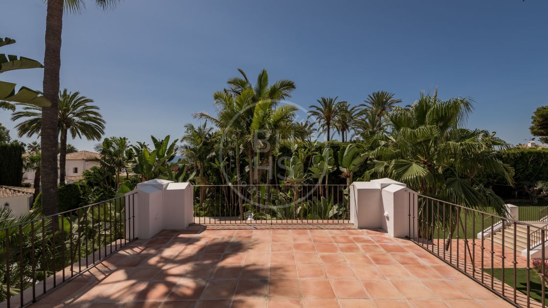 Impressive villa located only 50 metres to the sea next to the Puente Romano Beach Resort and Spa, on Marbella’s Golden Mile