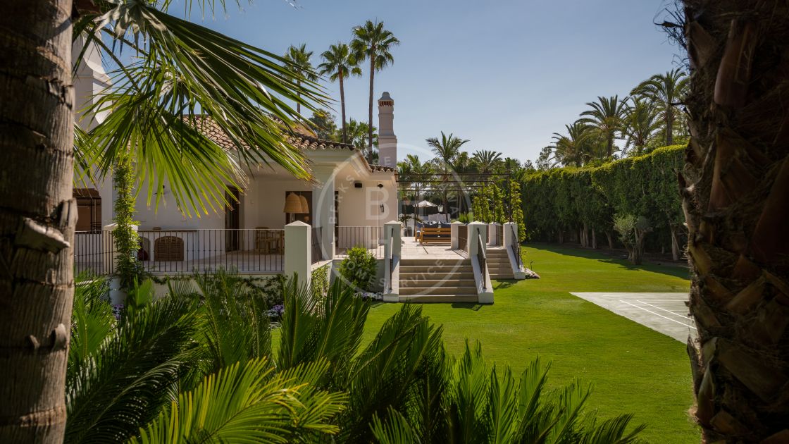 Impressive villa located only 50 metres to the sea next to the Puente Romano Beach Resort and Spa, on Marbella’s Golden Mile