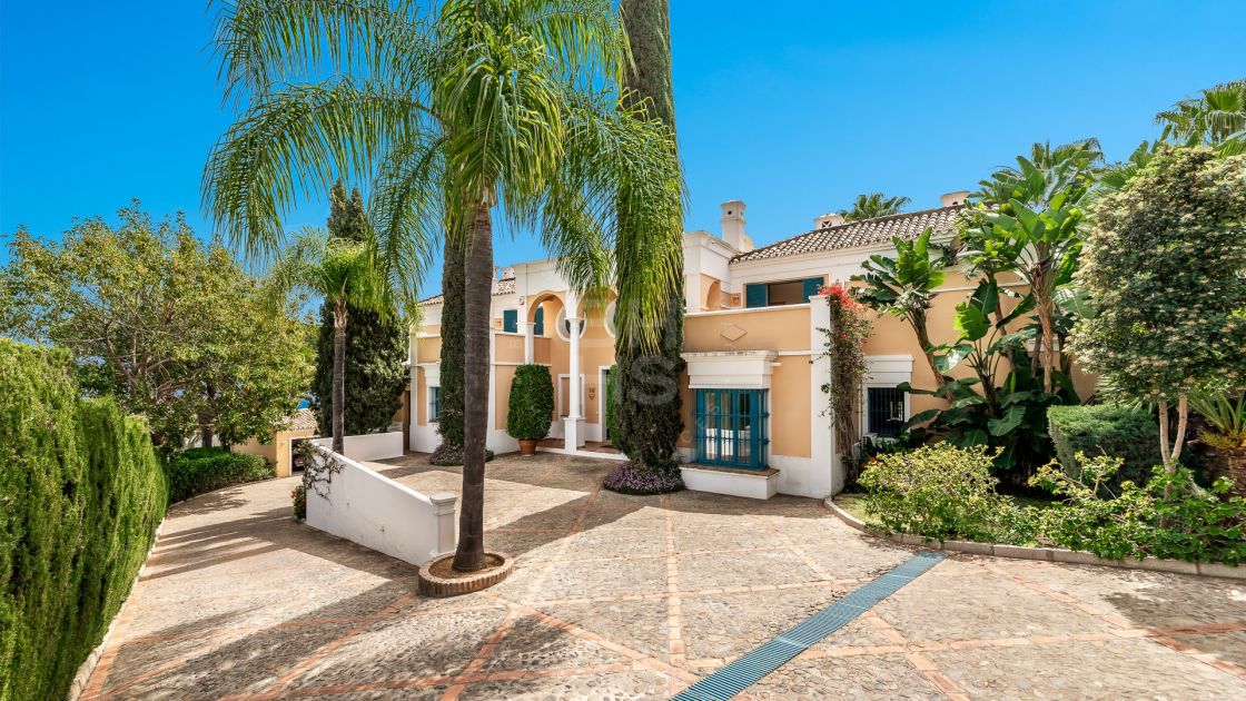 Majestic villa with impressive golf and mountain views in La Quinta, Benahavís