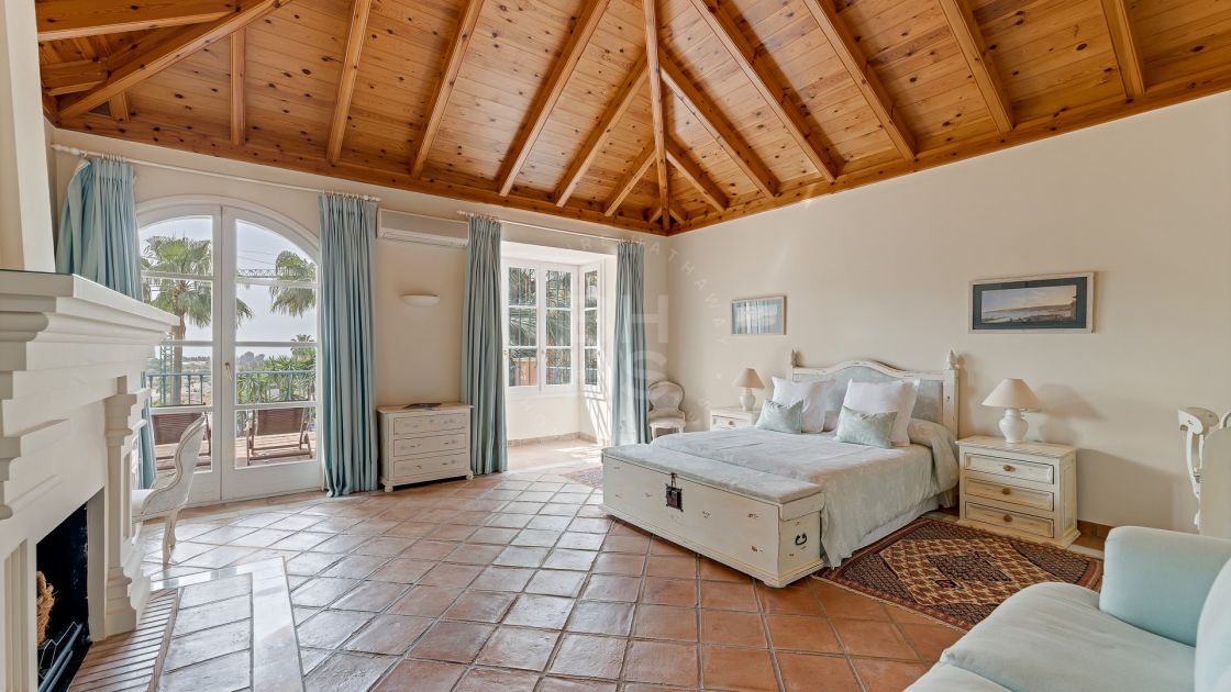 Majestic villa with impressive golf and mountain views in La Quinta, Benahavís