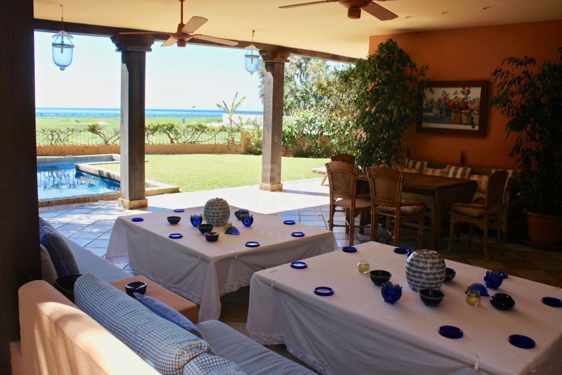 Frontline beach and golf villa in the prestigious residential area of Guadalmina Baja