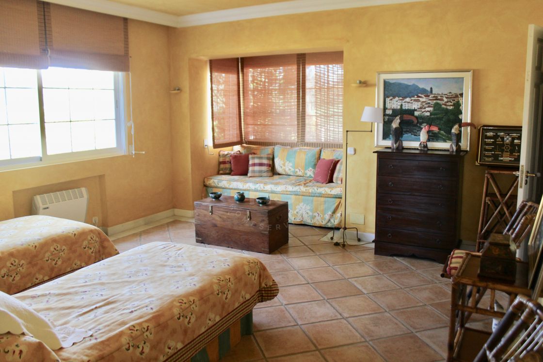 Frontline beach and golf villa in the prestigious residential area of Guadalmina Baja