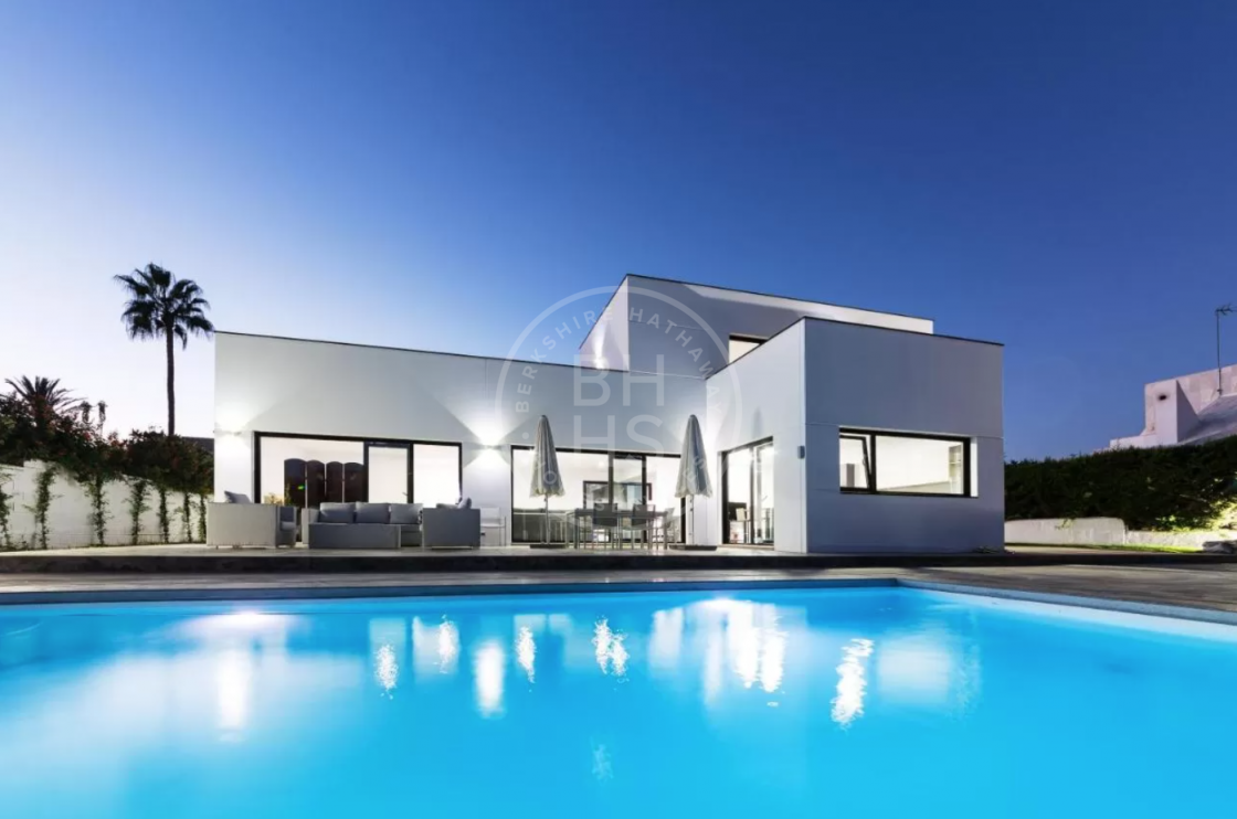 Sophisticated brand-new villa situated only 200 metres to the sea in Cortijo Blanco, San Pedro de Alcántara