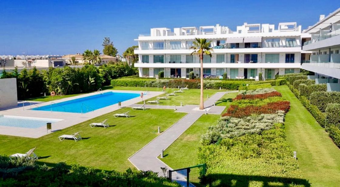 Moderno apartamento en un complejo residencial sobre plano situado a poca distancia de la playa en Estepona