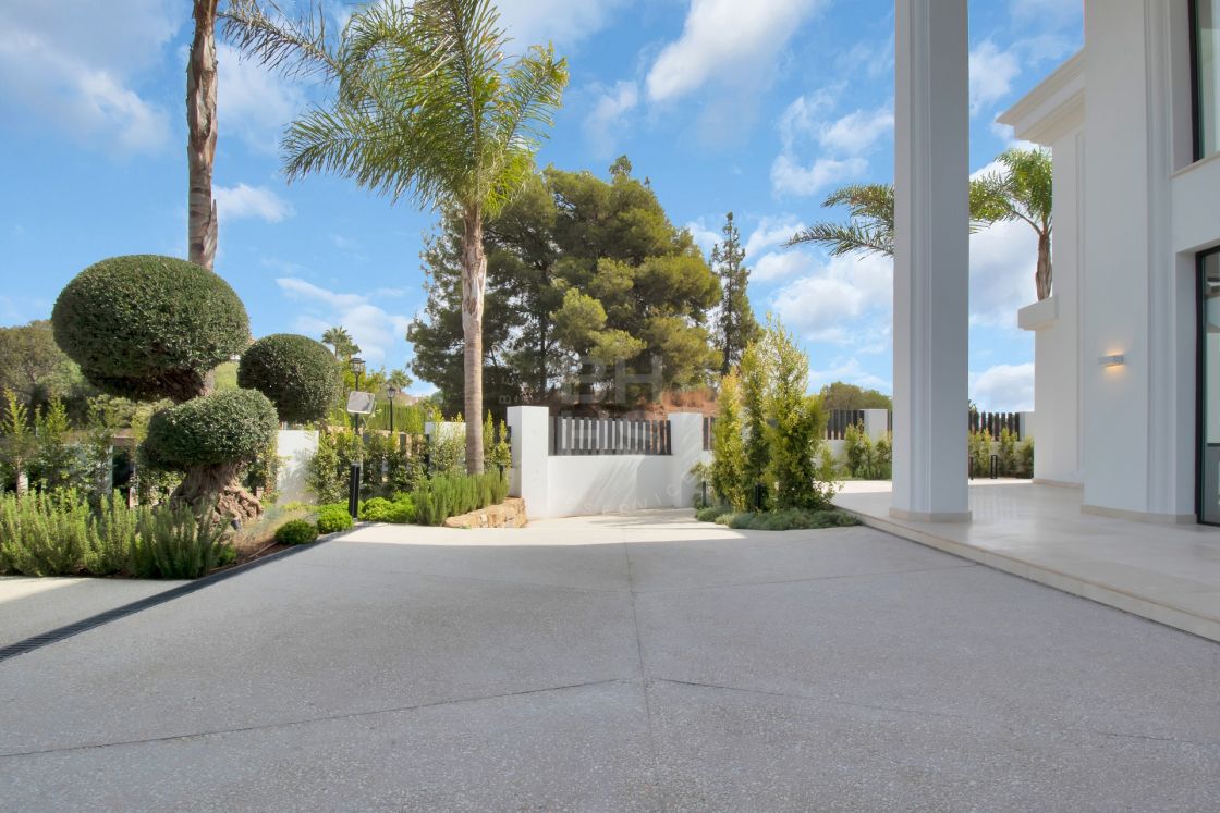 Sophisticated off-plan villa in a prestigious residential area o Marbella’s Golden Mile