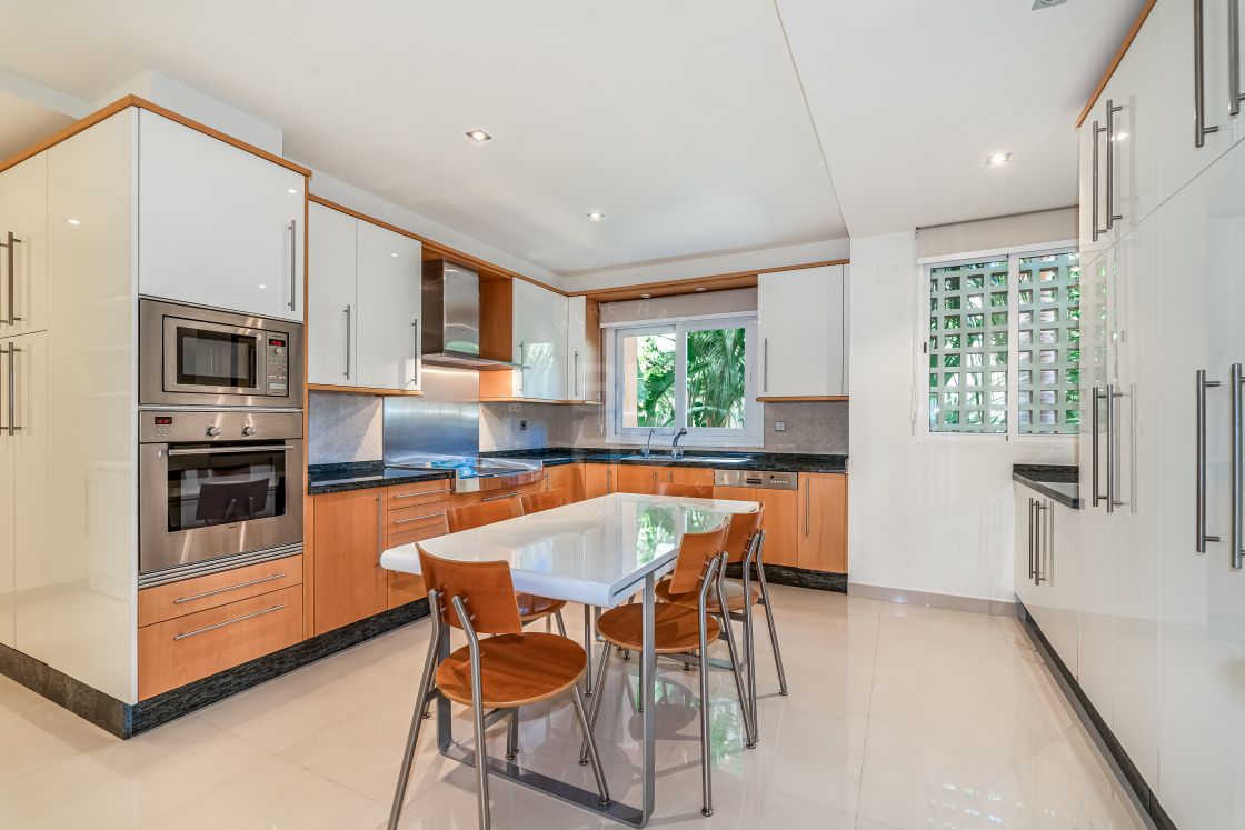 Immaculate huge apartment in Sierra Blanca