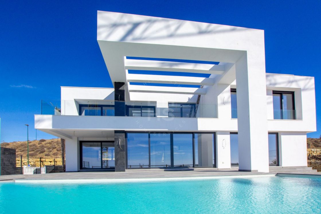 Huge luxury villa with sea views in Cerrado de Calderon