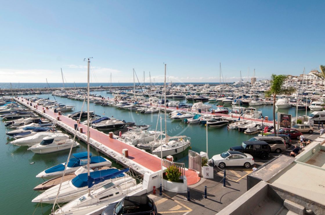 Bright and spacious frontline apartment with panoramic views over the marina