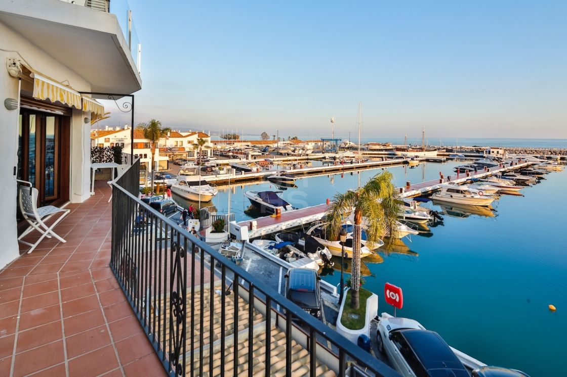 Bright and spacious frontline apartment with panoramic views over the marina