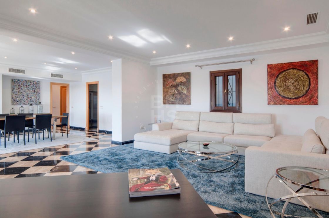 Bright and spacious frontline apartment with panoramic views over the marina