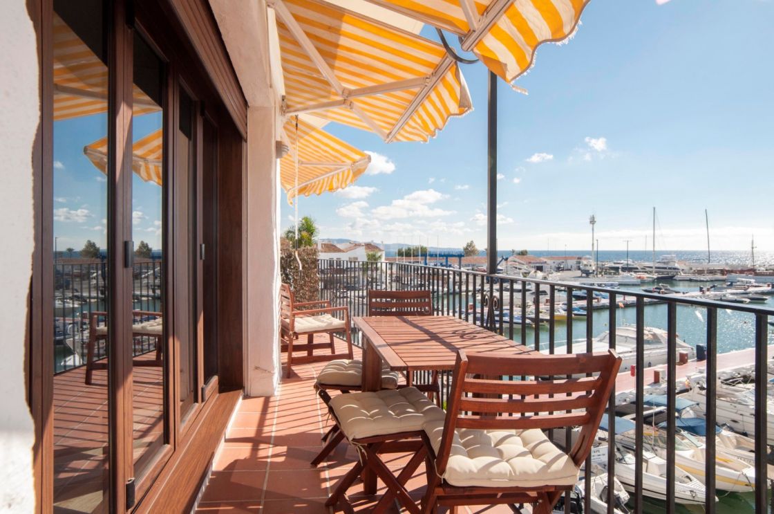 Bright and spacious frontline apartment with panoramic views over the marina