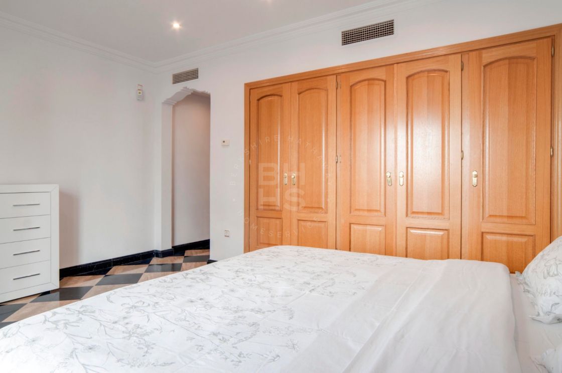 Bright and spacious frontline apartment with panoramic views over the marina