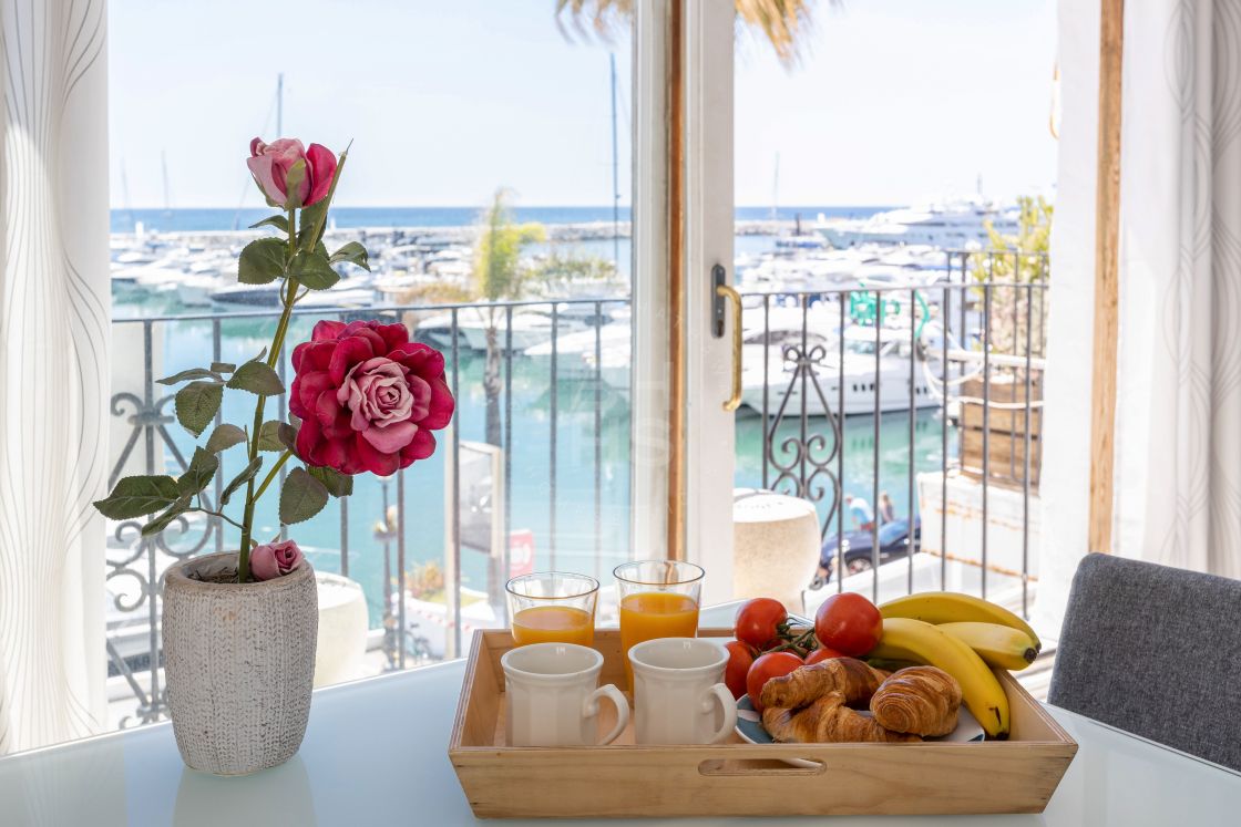 Bright and spacious frontline duplex penthouse with panoramic views over the marina