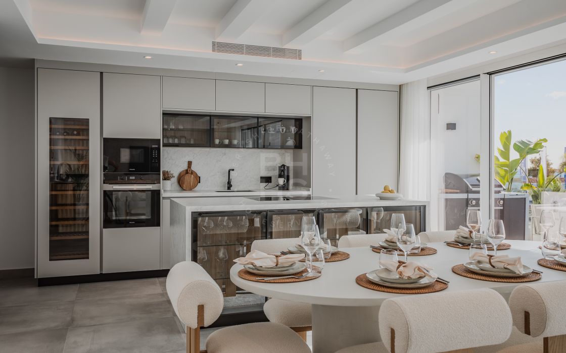 Bright and spacious fully renovated frontline duplex penthouse with panoramic views over the marina