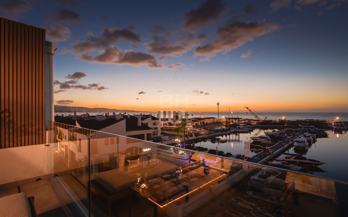 Bright and spacious fully renovated frontline duplex penthouse with panoramic views over the marina