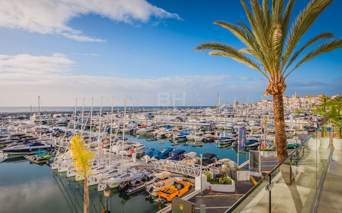 Bright and spacious fully renovated frontline duplex penthouse with panoramic views over the marina