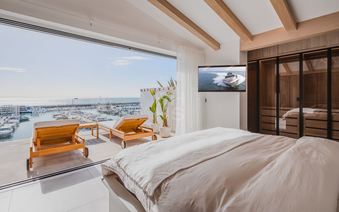 Bright and spacious fully renovated frontline duplex penthouse with panoramic views over the marina