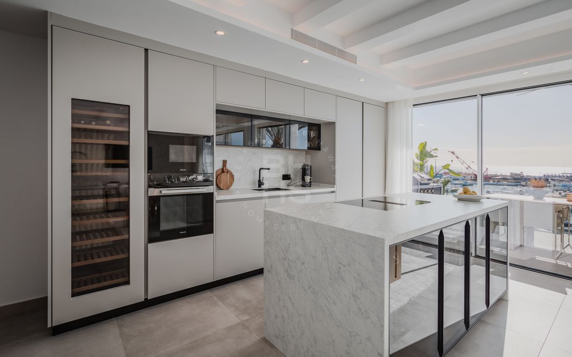 Bright and spacious fully renovated frontline duplex penthouse with panoramic views over the marina