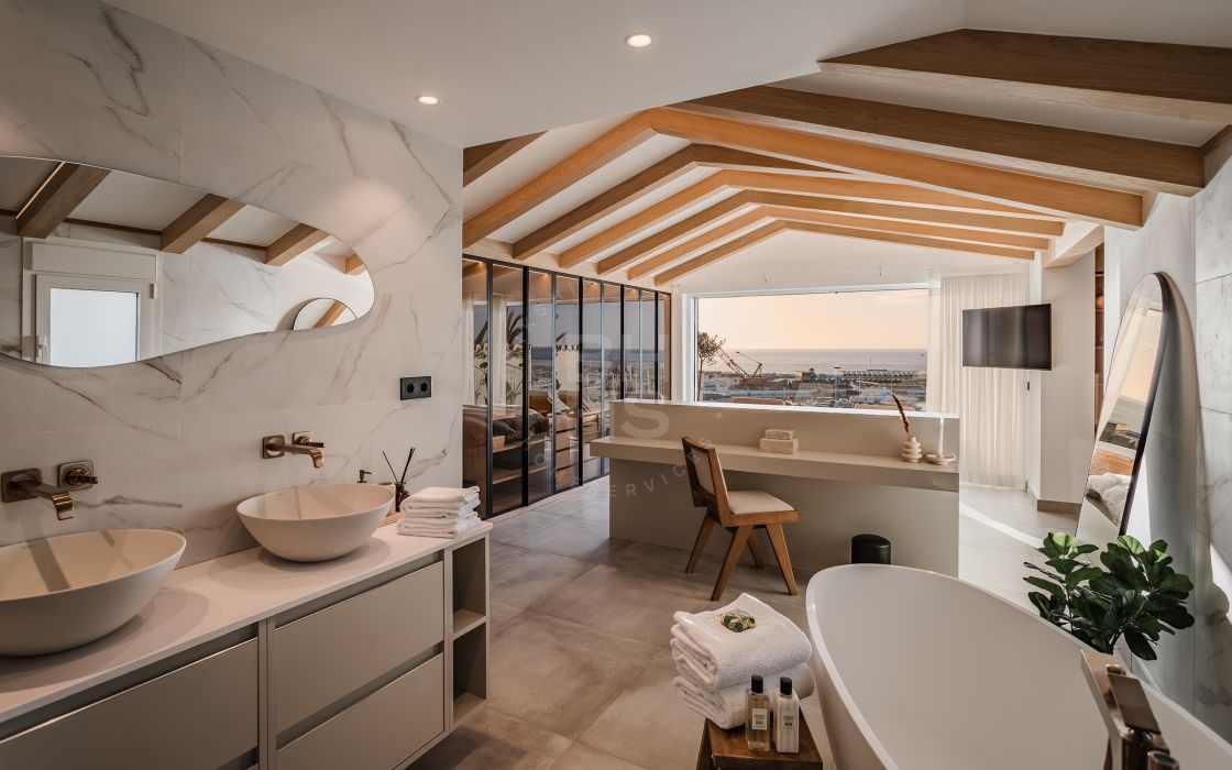 Bright and spacious fully renovated frontline duplex penthouse with panoramic views over the marina