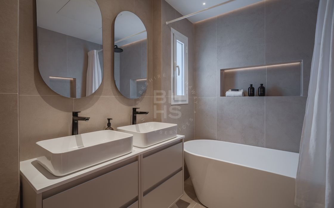 Bright and spacious fully renovated frontline duplex penthouse with panoramic views over the marina