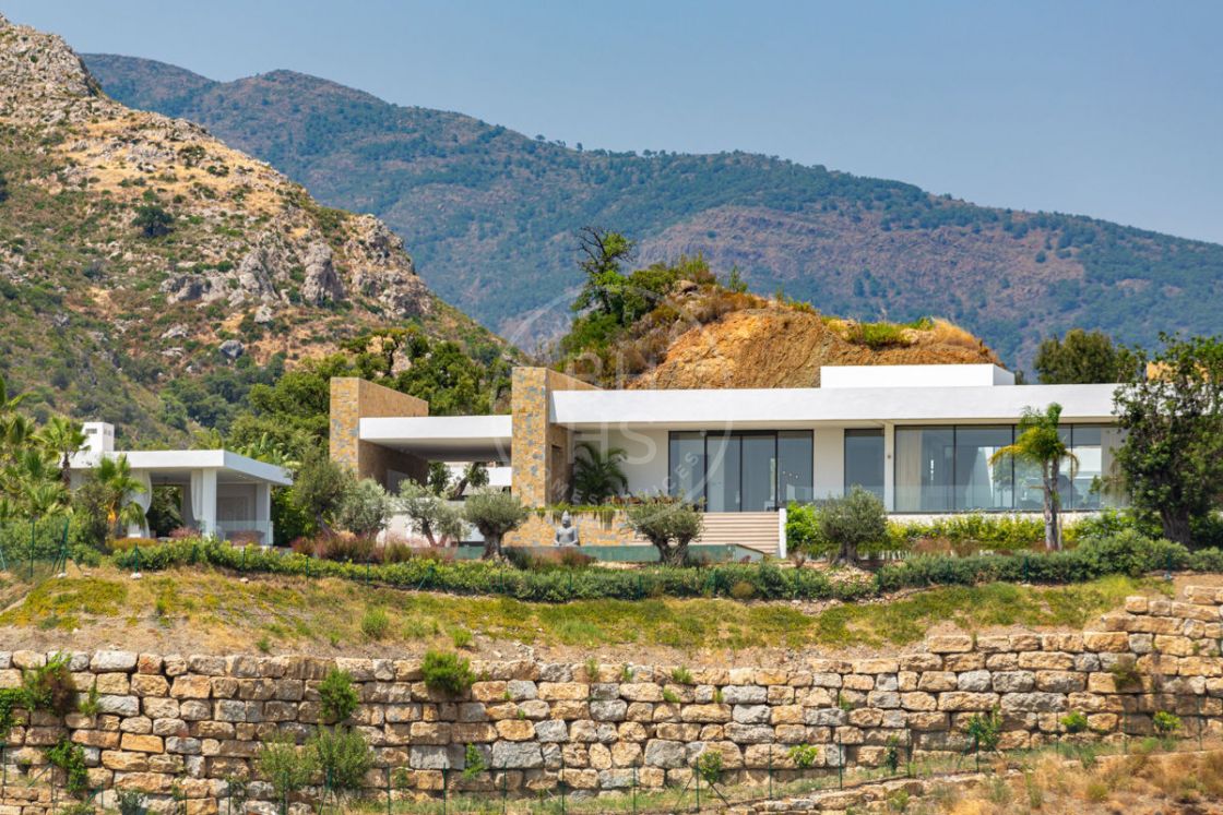 Exceptional residence with panoramic views over the Mediterranean coastline and the golf course in a prime location in El Paraíso Alto - Benahavis
