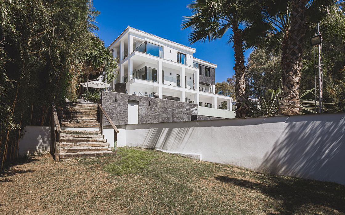 Modern villa with sea views located in the heart of Elviria