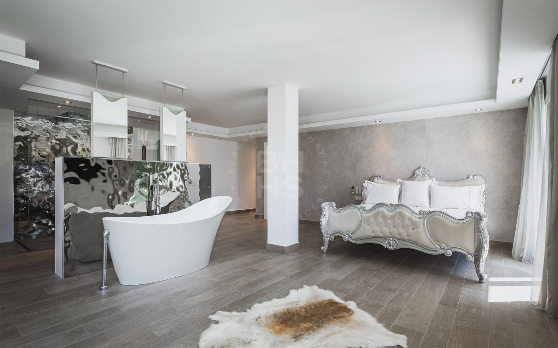Modern villa with sea views located in the heart of Elviria