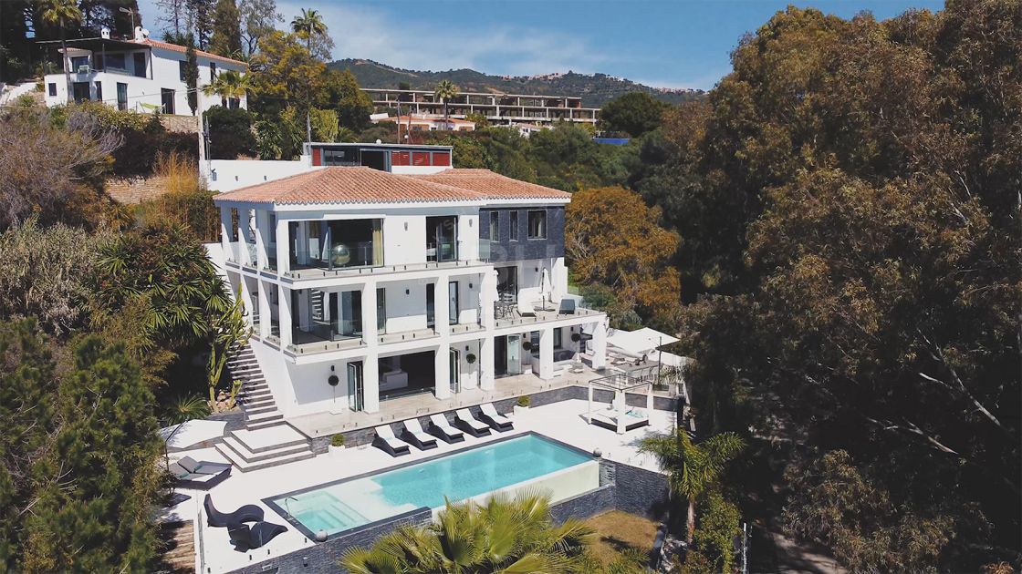 Modern villa with sea views located in the heart of Elviria