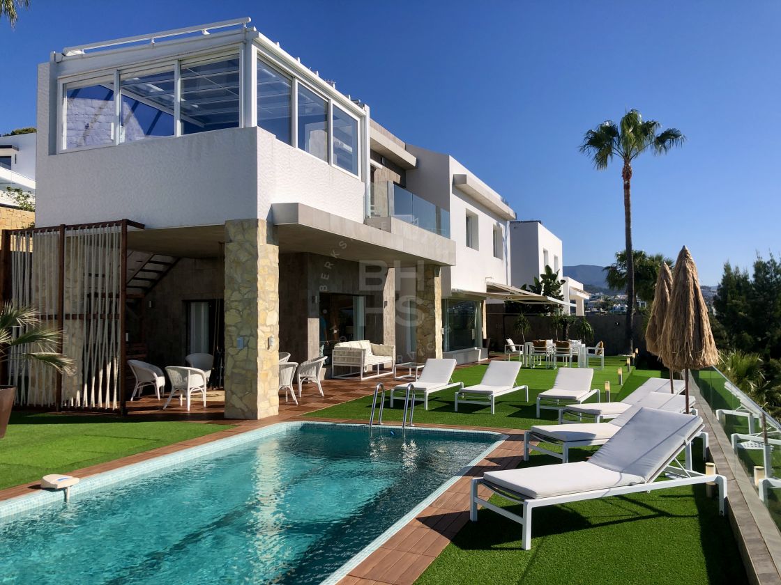 Private development of only 9 contemporary brand-new villas in El Paraíso, Estepona