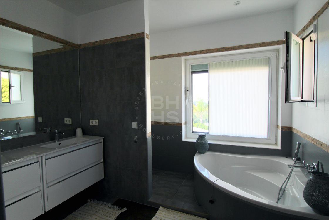 Renovated frontline golf villa in Nueva Atalaya, Benahavís