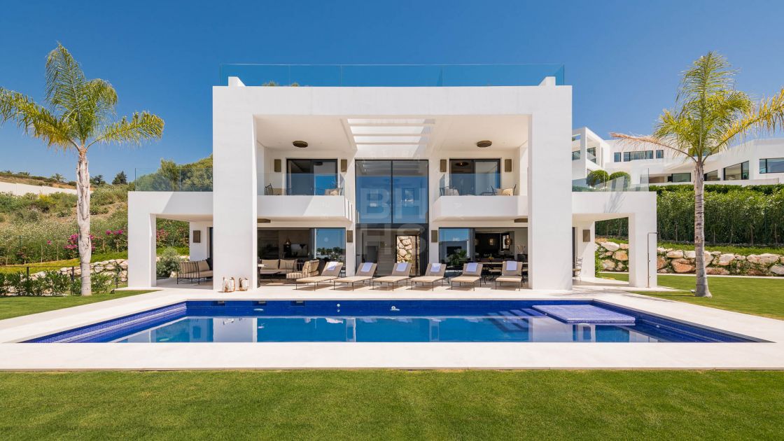 Impressive fully renovated villa ideal for entertaining in La Cerquilla, in the Golf Valley of Nueva Andalucía