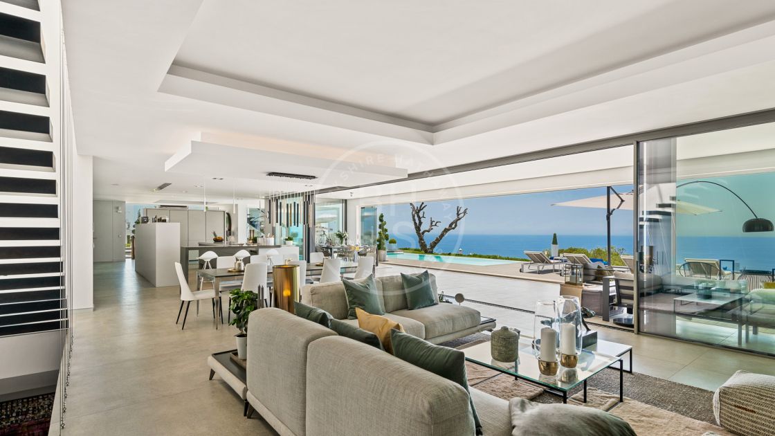 Breathtaking brand-new beachfront villa in Los Monteros Beach