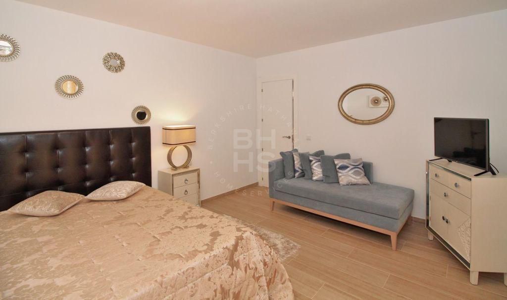 Charming villa with panoramic sea and mountain views in El Paraíso Alto, Benahavís