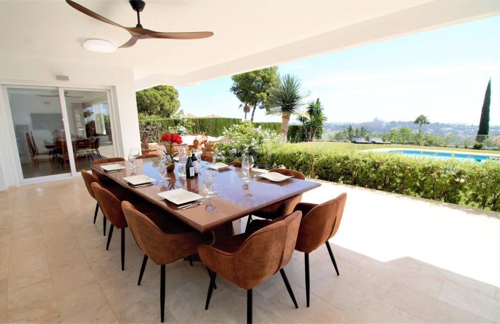 Charming villa with panoramic sea and mountain views in El Paraíso Alto, Benahavís