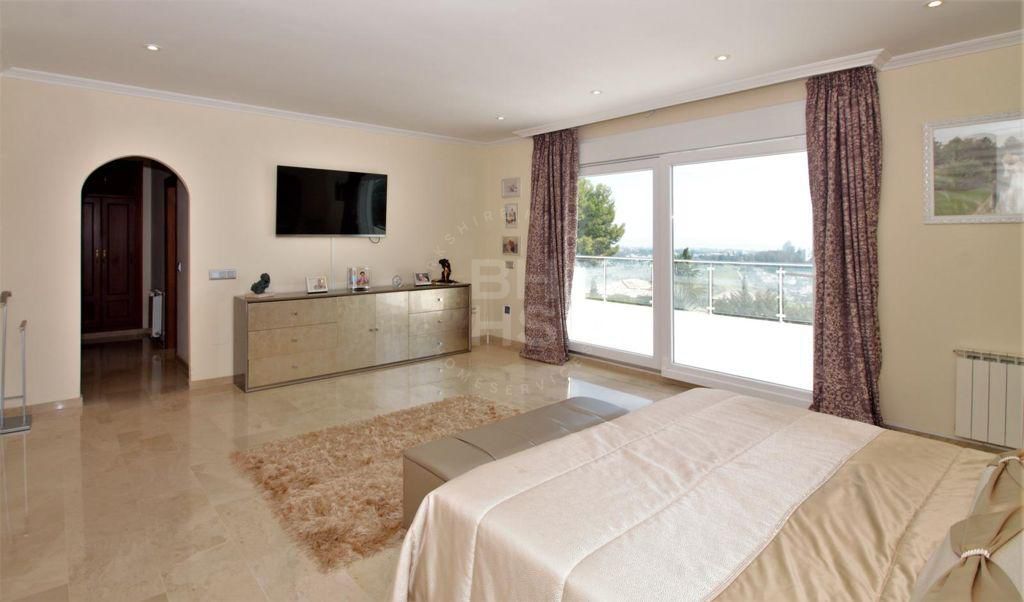 Charming villa with panoramic sea and mountain views in El Paraíso Alto, Benahavís