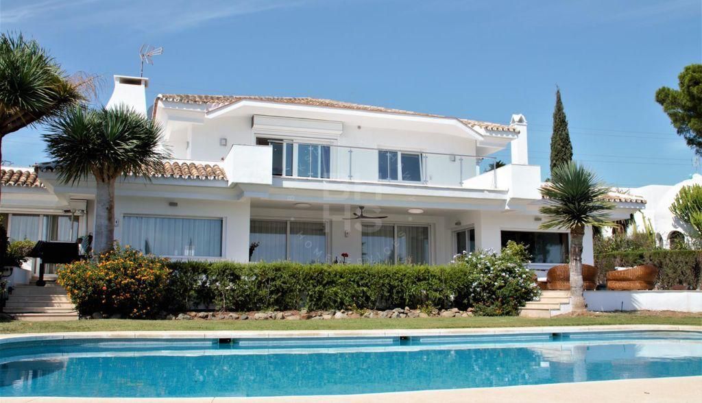 Impressive brand new contemporary villa with panoramic sea and mountain views in El Madroñal, Benahavis.