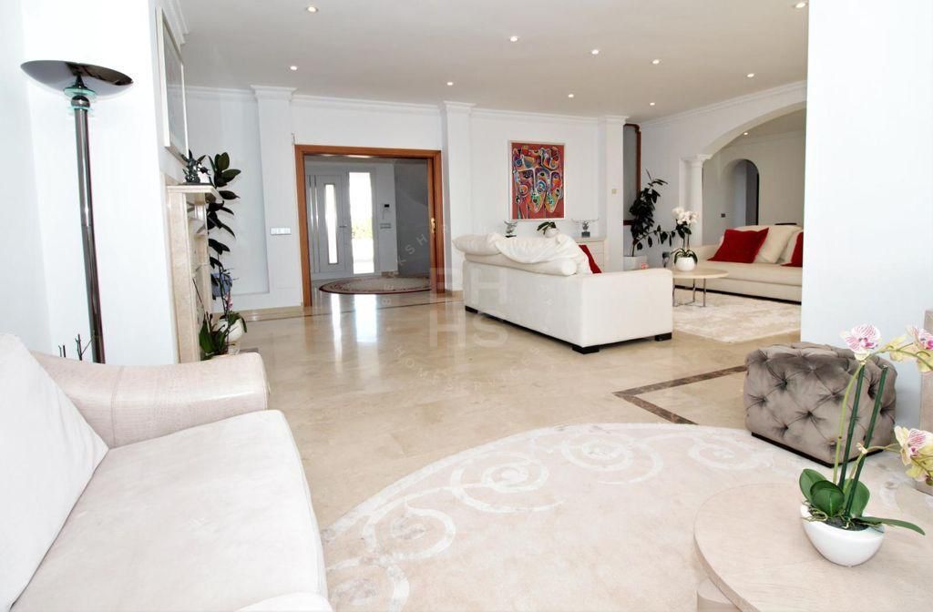 Charming villa with panoramic sea and mountain views in El Paraíso Alto, Benahavís